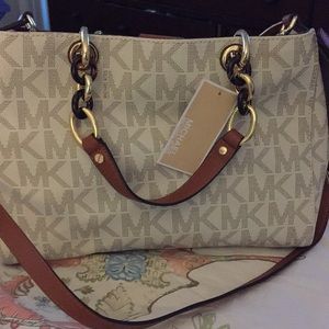 Micheal Kors Vanilla satchel